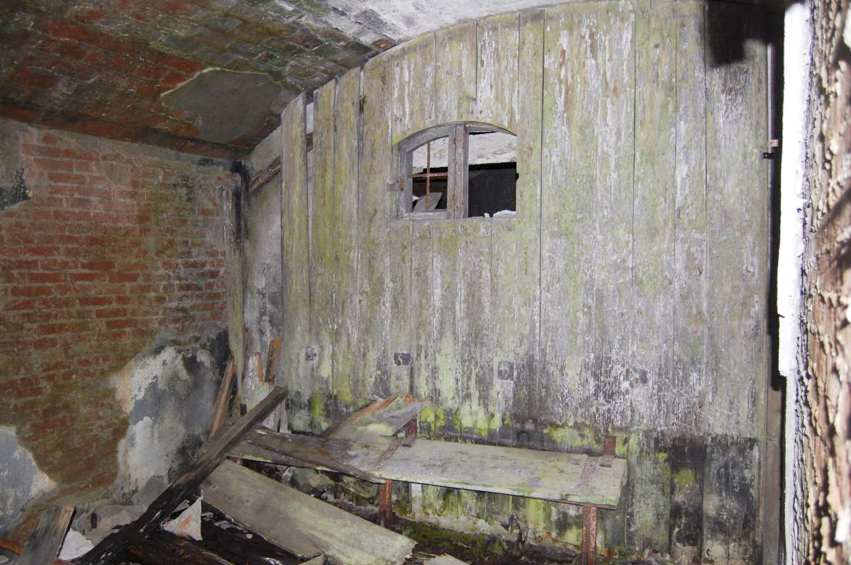 Ligne Maginot - SAPEY (REDOUTE DU) - (Position d'artillerie préparée) - Le magasin sous roc
Le poste de garde ou le bureau
