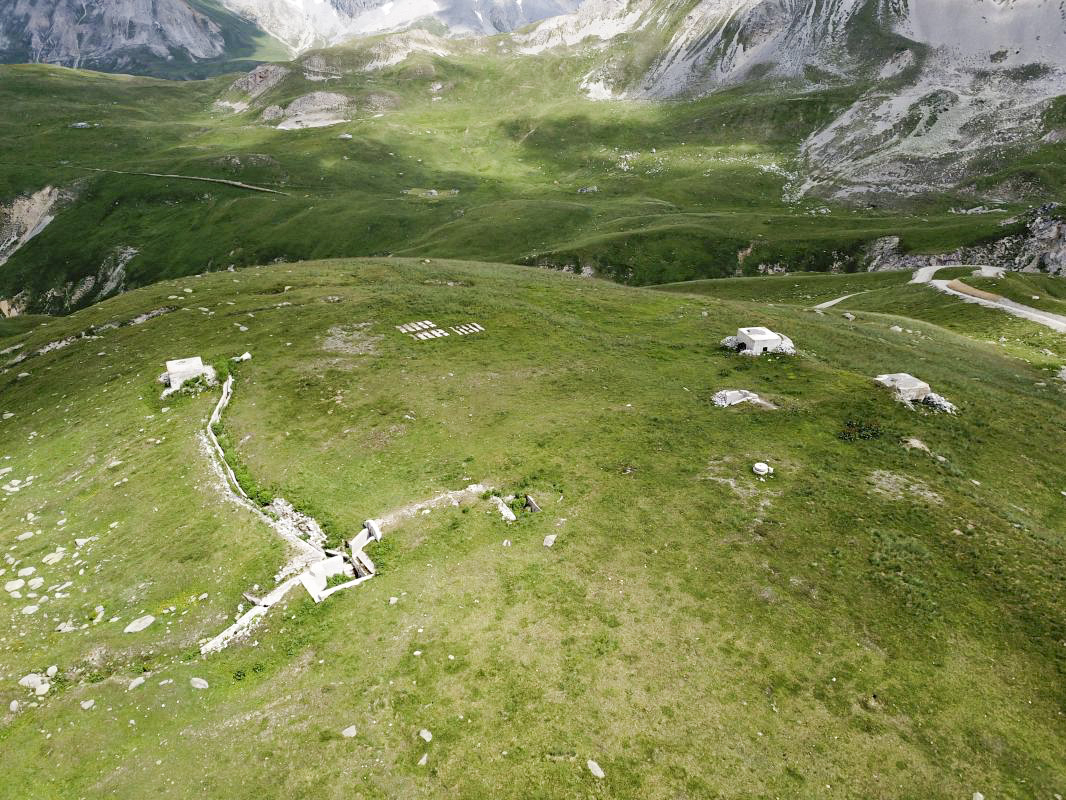 Ligne Maginot - VALLEE ETROITE - (Ouvrage d'infanterie) - A droite bloc 2 et bloc 4  A gauche bloc 1 et l’entrée Nord