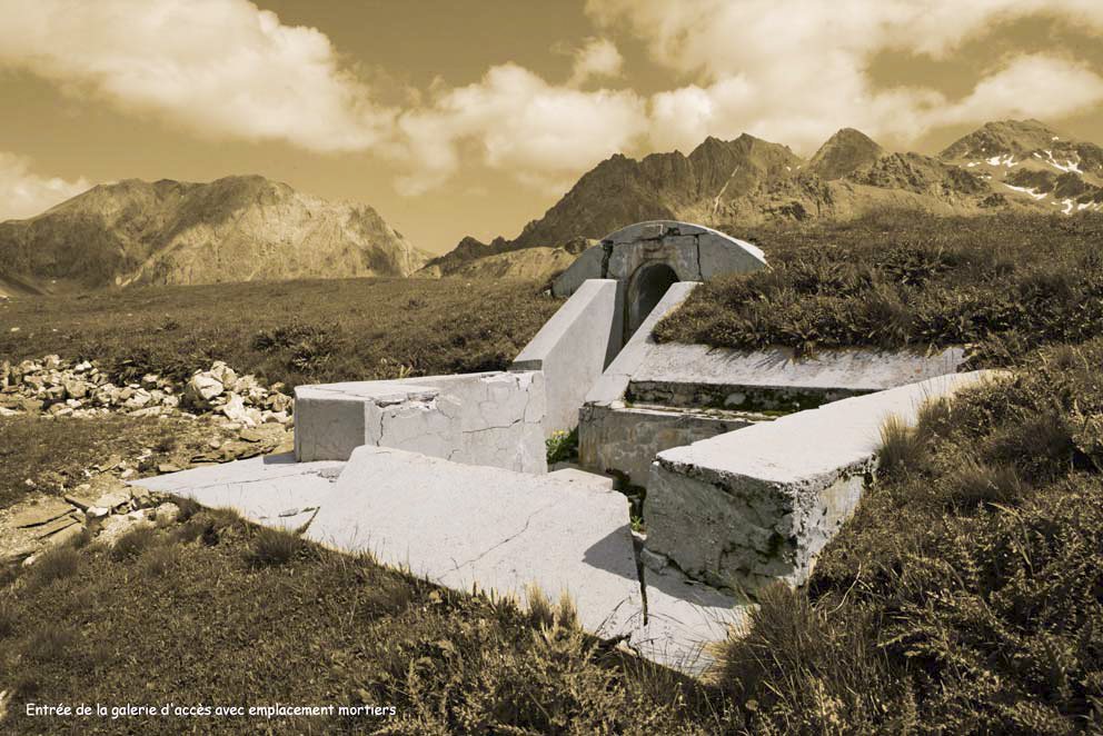Ligne Maginot - VALLEE ETROITE - (Ouvrage d'infanterie) - Le bloc d'entrée
Le débouché de la galerie d'accès avec une position pour mortier  de 60
Au fond; le col du Petit Argentier