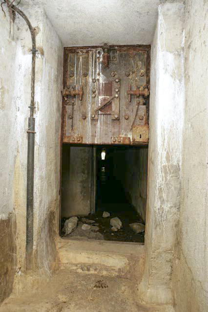 Ligne Maginot - VALLEE ETROITE - (Ouvrage d'infanterie) - Le bloc d'entrée
La porte blindée au fond de la galerie d'accès