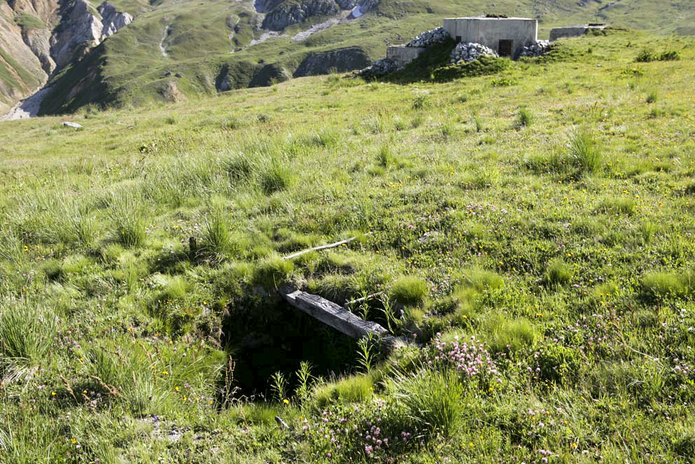 Ligne Maginot - VALLEE ETROITE - (Ouvrage d'infanterie) - Le bloc 2 avec à l'avant plan (probablement) l'une des deux sources captées alimentant l'avant poste