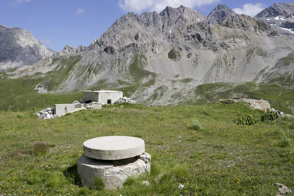 Ligne Maginot - VALLEE ETROITE - (Ouvrage d'infanterie) - La table d’orientation. A gauche, la trappe d’accès à l’ouvrage avec, à l'arrière plan, le bloc 2;  à droite le bloc 4