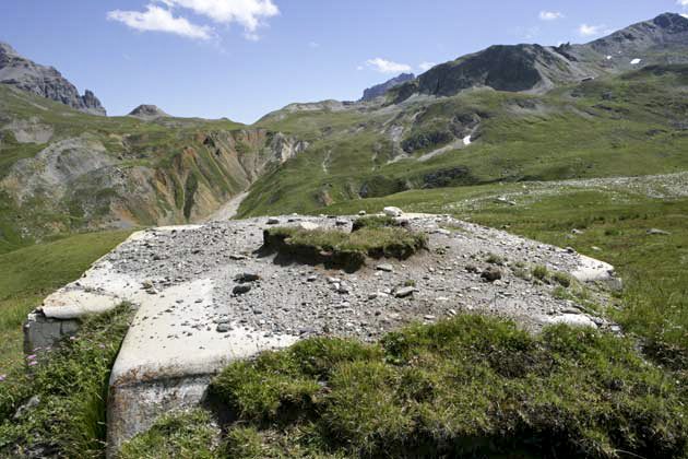 Ligne Maginot - VALLEE ETROITE - (Ouvrage d'infanterie) - Le bloc 2
Les dessus du bloc 2 avec au fond le col de la Vallée Etroite dont l’ouvrage interdit les débouchés