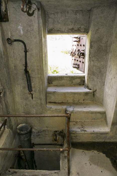 Ligne Maginot - VALLEE ETROITE - (Ouvrage d'infanterie) - Le bloc 2
La puits d'accès du bloc et la sortie de secours dotée d'une porte blindée de taille réduite