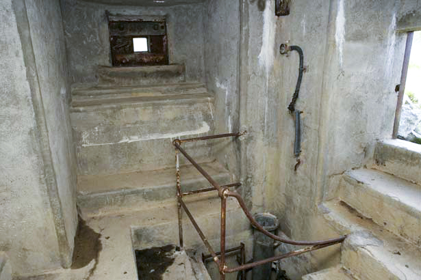 Ligne Maginot - VALLEE ETROITE - (Ouvrage d'infanterie) - Le bloc 2
Le haut du bloc avec l'un des créneaux pour FM et observation