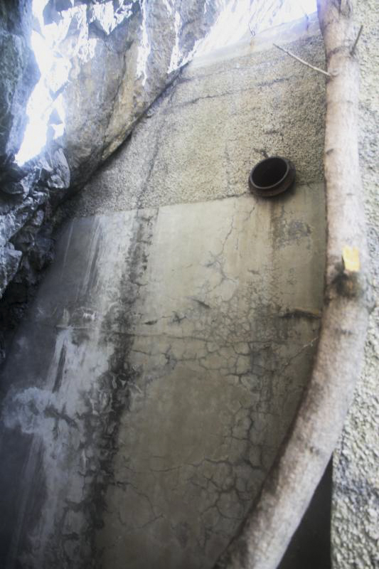 Ligne Maginot - B9 - COLOMBETTE NORD - (Blockhaus pour arme infanterie) - Mur de liaison blockhaus-falaise, à gauche de la porte.