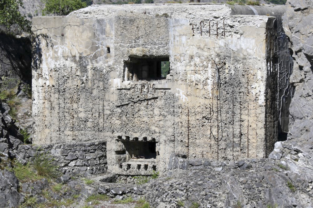 Ligne Maginot - B14 - PAS DE LA PORTE NORD - SA-8 - (Blockhaus pour canon) - Vue rapprochée. Les 2 murs de part et d'autre du créneau inférieur devaient probablement permettre l'installation d'armes d'infanterie légères en complément
