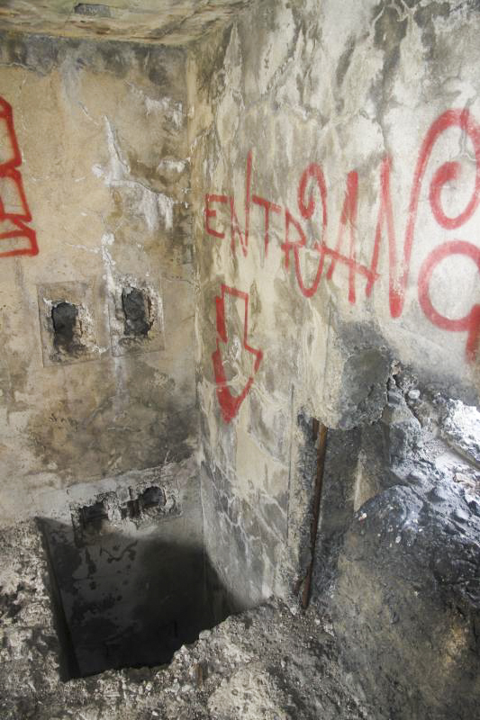 Ligne Maginot - B14 - PAS DE LA PORTE NORD - SA-8 - (Blockhaus pour canon) - Puits d'accès à la chambre de tir inférieure
