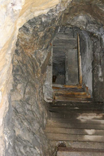 Ligne Maginot - LES ROCHILLES - (Ouvrage d'infanterie) - Bloc entrée
L'accès au bloc depuis les dessous de l'ouvrage. Noter l'état de finition des parements