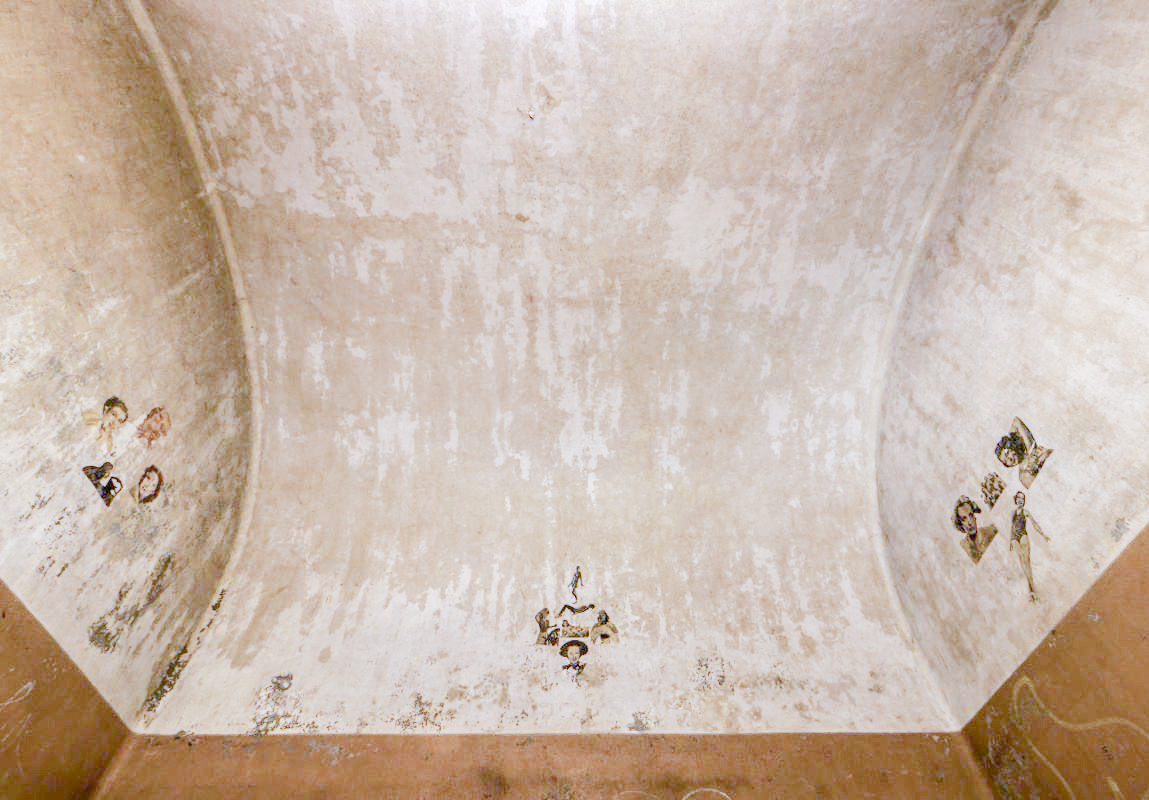 Ligne Maginot - WELSCHHOF - (Ouvrage d'infanterie) - 'Décoration' par l'équipage
Coupures de journaux d'époque, collées aux murs.