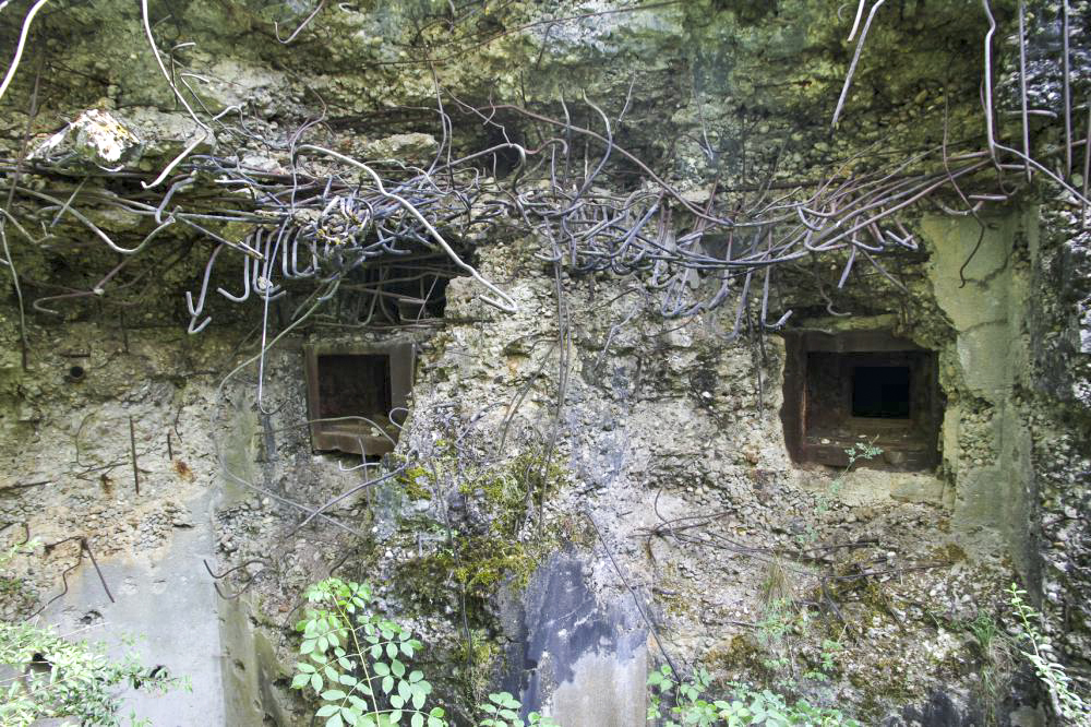 Ligne Maginot - SINGLING OUEST - (Casemate d'infanterie) - Façade Ouest, labourée par les tirs allemands.