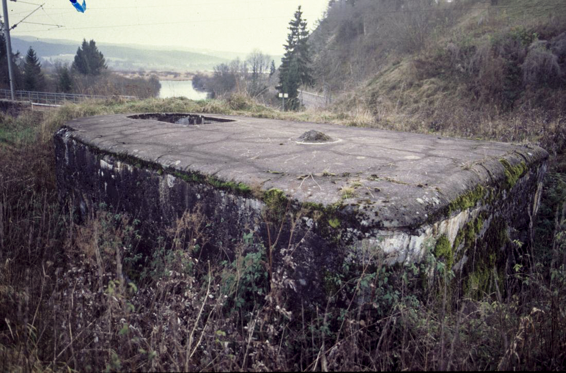 Ligne Maginot - B37 - ABBAYE 2 - (Cuve pour arme d'infanterie) - Vue extérieure du  bloc bétonné.
On remarque la voie ferrée, la route et le Doubs.