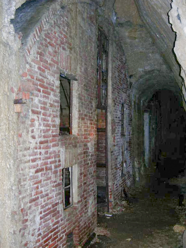 Ligne Maginot - FORT DU LARMONT SUPERIEUR - (Position d'artillerie préparée) - Abri sous roc