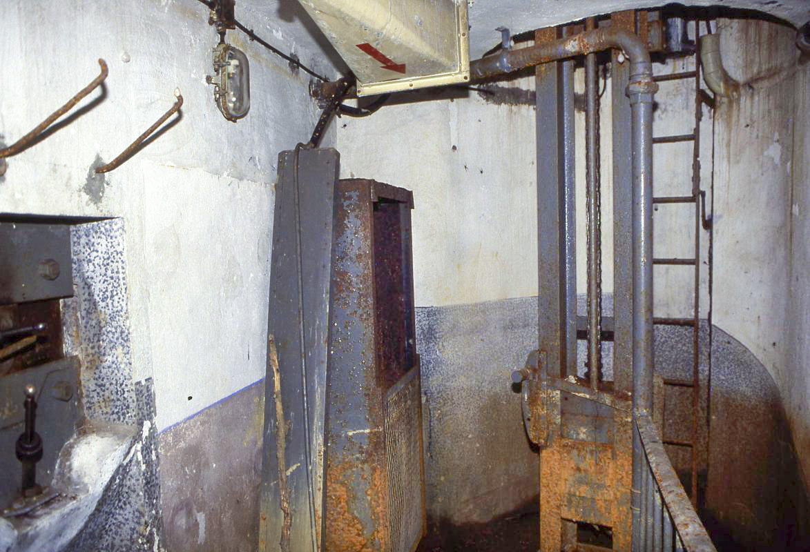 Ligne Maginot - BOIS DE KANFEN OUEST - C42 - (Casemate d'infanterie - Simple) - L'intérieur de la casemate - Valentin Hemmert
