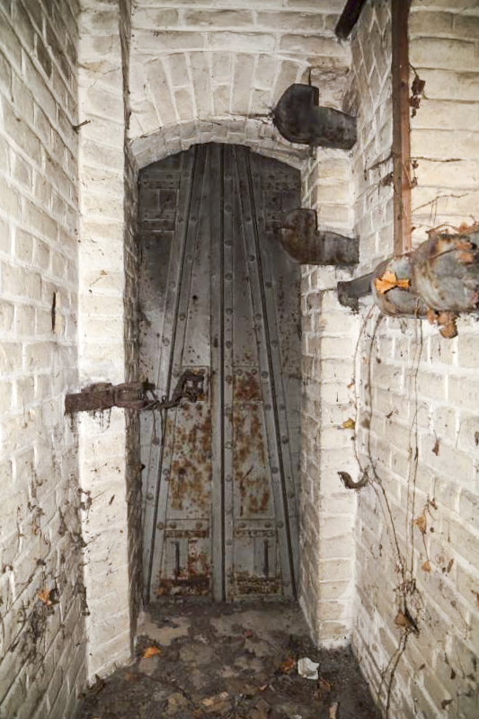 Ligne Maginot - I6 - (Abri) - Couloir extérieur de l'aile droite en l'état
Porte blindé à deux vantaux d'un sas d'entrée