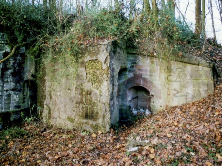 Ligne Maginot - OUVRAGE NEY-RAPP - (Position d'artillerie préparée) - Caserne
Entrée de l'abri de piquet droit renforcée par un masque bétonnée - Antoine Schoen
