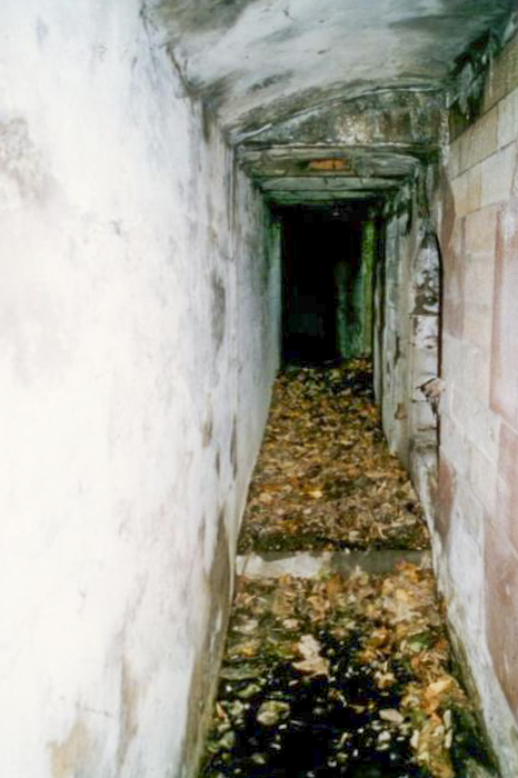 Ligne Maginot - OUVRAGE NEY-RAPP - (Position d'artillerie préparée) - Débouché de la tranchée couverte sur l'entrée de l'abri de piquet gauche de la caserne - Antoine Schoen