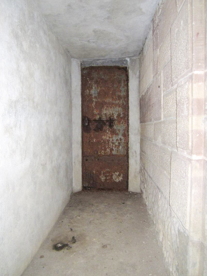Ligne Maginot - I12 - (Abri) - L'entrée renforcée par un masque bétonnée
Une porte blindée de l'abri a été réutilisée