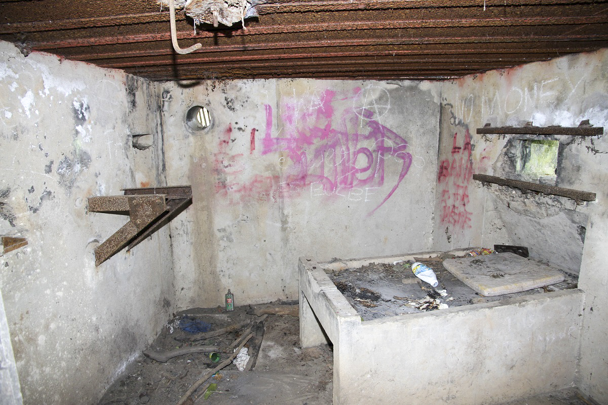 Ligne Maginot - FORT FRERE - (Blockhaus pour arme infanterie) - Créneau gauche et support de ventilation. Noter au plafond le volet du tube du périscope.