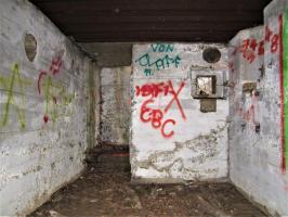 Ligne Maginot - BLAUELSAND - (Casemate d'infanterie - Simple) - Chambre de repos
Vue sur l'entrée et le créneau FM de défense rapprochée. A droite, les goujons de fixation des équipements TM 32