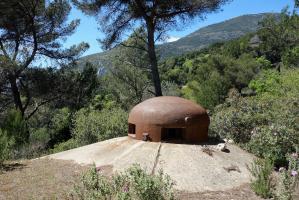 Ligne Maginot - ROQUEBRUNE - CORNILLAT - (Ouvrage d'artillerie) - Bloc 2
Cloche GFM. Le Mont Agel est visible à l'arrière-plan sur la gauche