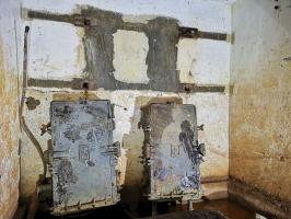 Ligne Maginot - B3 - (Chambre de coupure) - Les deux boîtiers répartiteurs TM-32, modernisés après-guerre, toujours présents.

Relevés pour la photo, ils étaient au sol, prouvant soit que des travaux étaient inachevés, soit qu'ils se sont effondrés après le pourrissement de leur support en bois.