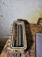 Ligne Maginot - B3 - (Chambre de coupure) - Un boîtier répartiteur moderne (années 1950) et non installé, dont la présence ici pose question.