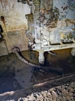 Ligne Maginot - B3 - (Chambre de coupure) - Arrivée (ou départ) des câbles téléphoniques au centre de la chambre de coupure (sous les répartiteurs)
2 câbles en sortent.