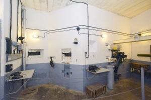 Ligne Maginot - SCHOENENBOURG - (Ouvrage d'artillerie) - Entrée munitions 
Chambre de tir. Jumelage de mitrailleuses Reibel MAC et créneaux pour FM