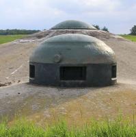 Ligne Maginot - SCHOENENBOURG - (Ouvrage d'artillerie) - Bloc 2
Tourelle de mitrailleuses et cloche GFM type A à l'avant plan