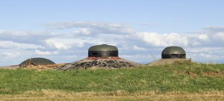 Ligne Maginot - SCHOENENBOURG - (Ouvrage d'artillerie) - Bloc 4
Cloche observatoire d'artillerie type VDP au premier plan
Cloche GFM type A (à droite) et tourelle de 75 au second plan