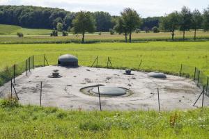 Ligne Maginot - SCHOENENBOURG - (Ouvrage d'artillerie) - Bloc 5
Tourelle de mortier de 81 mm, cloche GFM et cloche lance grenade (non équipée)