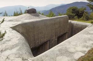 Ligne Maginot - MONTE GROSSO (MG) - E02 - (Ouvrage d'artillerie) - Bloc 4
Face nord-est (gauche).
Créneaux de mortier de 81 mm en fossé