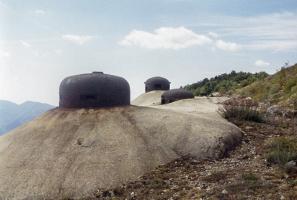 Ligne Maginot - MONTE GROSSO (MG) - E02 - (Ouvrage d'artillerie) - Bloc 7
Les trois cloches du bloc : cloche VDP, cloche pour jumelage de mitrailleuse et cloche GFM