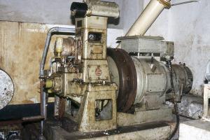 Ligne Maginot - MONTE GROSSO (MG) - E02 - (Ouvrage d'artillerie) - Usine, le groupe auxiliaire CLM 108 avec son alternateur
Années 1980