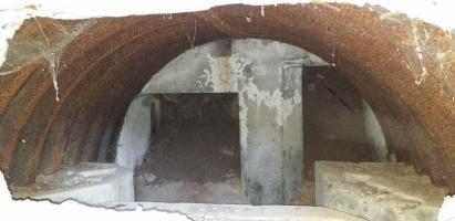 Ligne Maginot - EICHELBERG NORD - (Blockhaus pour canon) - Les deux supports pour les bêches du canon et au fond, les entrées hommes et matériel