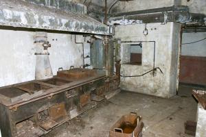 Ligne Maginot - BOIS d'ESCHERANGE - X3 (Quartier Kanfen - I/169°RIF) ( Abri ) - La cuisine
La cuisinére à charbon et au second plan, la chaudiére vapeur