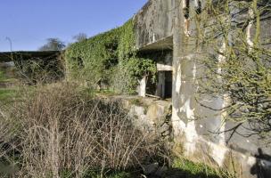 Ligne Maginot - HOFFEN - (Abri) - Devant l'entrée Sud, le fossé diamant décaissé suite à l'explosion de la bombe de stuka