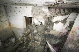 Ligne Maginot - HOFFEN - (Abri) - A l'étage inférieur, les dégâts dus à l'explosion de la bombe de stuka au pied de l'escalier Sud