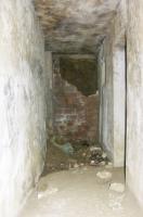 Ligne Maginot - HOHWILLER (I/79° RIF ?) - (PC de Quartier) - Au deux extrémités du couloir intérieur des parois maçonnées donnent accès sur des fouilles qui présagent une extension prévue du PC