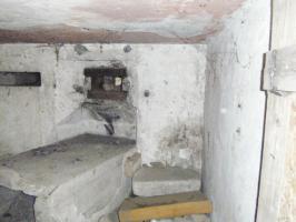 Ligne Maginot - HUNSPACH 1 - (Blockhaus pour arme infanterie) - La chambre de tir avec  le créneau  et la table pour la mitrailleuse