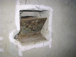 Ligne Maginot - KIRCHGRUBE Sud ( Blockhaus pour canon ) - Créneau de défense rapprochée équipée d'un volet blindée sur la façade arrière