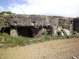 Ligne Maginot - Casemate de la Seltz (ou du Seltzbach) - La façade de l'entrée éventrée par l'explosion 