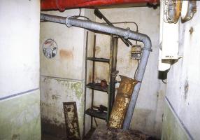 Ligne Maginot - COUME ANNEXE SUD - A32 - (Ouvrage d'infanterie) - Bloc 2
A gauche la fresque, à droite l'accès à la cloche JM