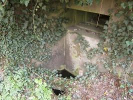 Ligne Maginot - BOIS DE RITTERSHOFFEN 5 - (Casemate d'infanterie - Simple) - Créneau de droite et fosse à douilles
