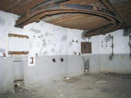 Ligne Maginot - BOIS DE RITTERSHOFFEN 5 - (Casemate d'infanterie - Simple) - Les deux créneaux de tir à axe décalé
Remarquez le birail permettant de mettre en batterie le canon antichars dans chacun des créneau