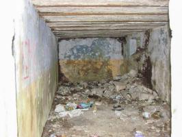 Ligne Maginot - ELZANGE - (Camp de sureté) - Les ruines du camp
Une des caves. On distingue encore bien les couleurs des peintures murales.