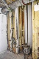 Ligne Maginot - BOIS DE CATTENOM - X14 - (Abri) - Cloche GFM de gauche
Le contre-poids de la plateforme mobile  et la caisse à douille avec son ventilateur d'extraction.