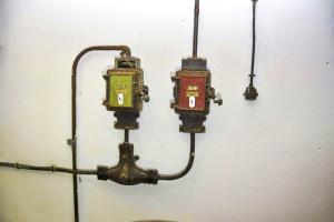 Ligne Maginot - BOIS DE CATTENOM - X14 - (Abri) - Boiter d'enclenchement électrique A2 et A1. Le boîtier rouge (A1) est celui du moto ventilateur 'Gazé', le vert (A2), celui du moto ventilateur 'Normal'