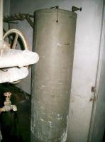 Ligne Maginot - BOIS DE CATTENOM - X14 - (Abri) - Bac à sel de l'adoucisseur d'eau Zerhyd
La petite boule indique le niveau de sel. Un zoom sur la photo permet de lire les niveaux extrêmes en notes manuscrites : « vide de sel » ou « plein de sel ».